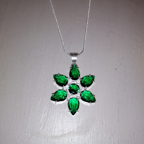 Beautiful green Crystals Silver Plated pendant - Picture 4 of 4